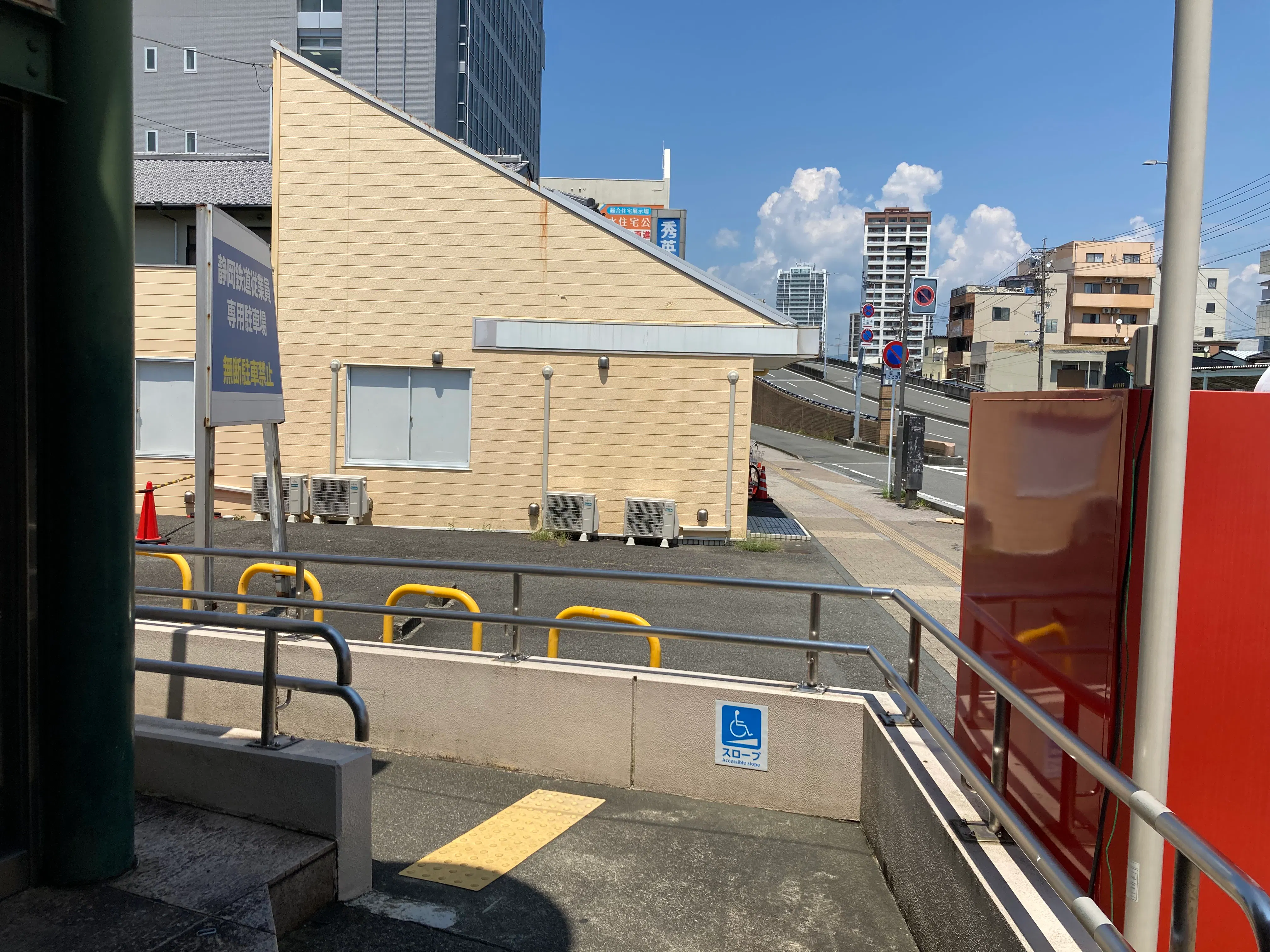 【新清水駅横/東口②】キッチンカーやポップアップストアに最適な駅改札横屋外スペース