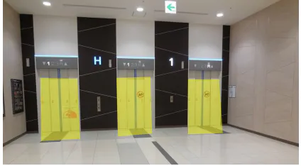 【イオンモール東員】モール内広告 エレベーターの画像