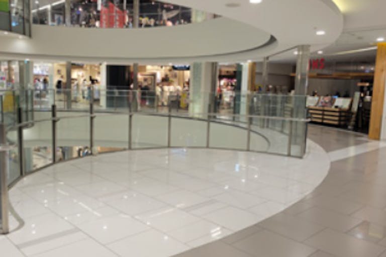 【神戸ハーバーランドumie(ウミエ)】VP設置場所「サウスモール3階ROU側」の画像1