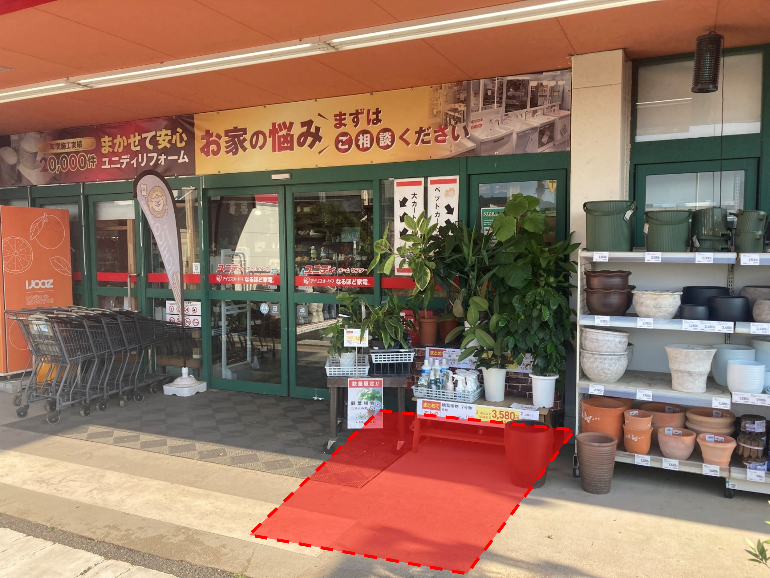 【ユニディ曽谷店】入口前軒先　物販やプロモーションに最適なホームセンター内軒先の催事イベントスペース
