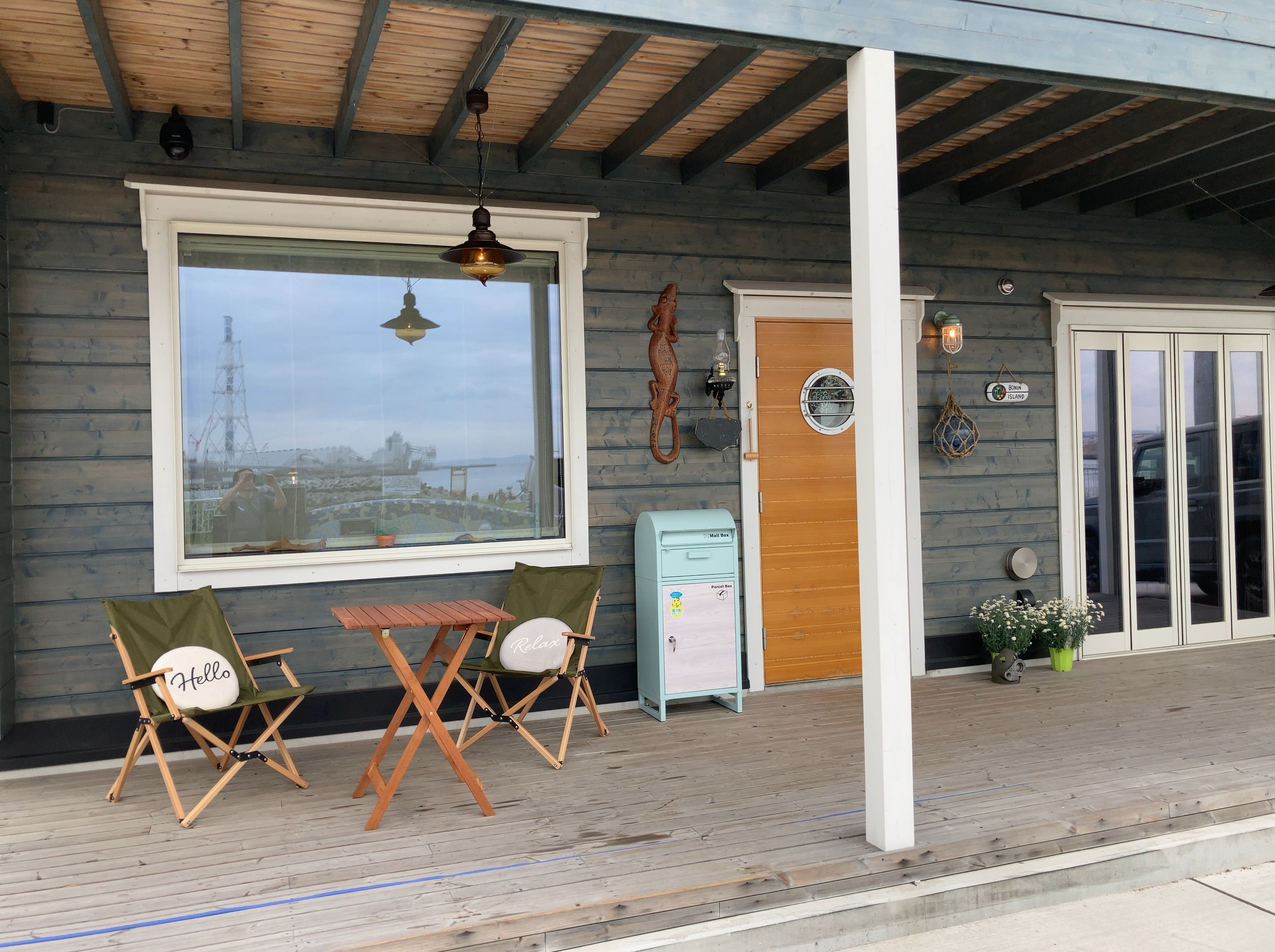 １Fウッドデッキには、簡単な椅子と机を用意できます。