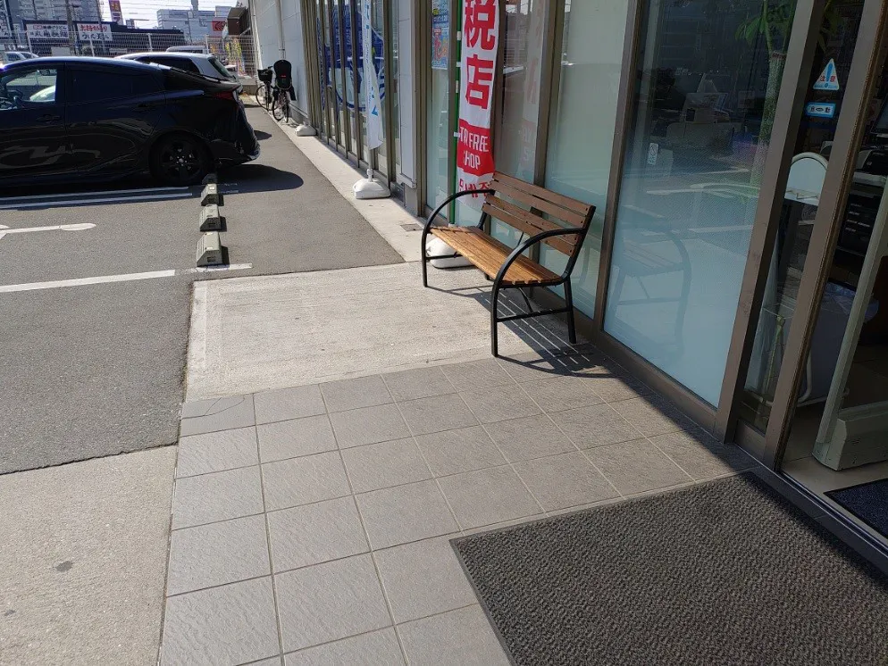 【フィッシングマックス南津守店】物販やプロモーションに最適な南側軒下のレンタルスペース