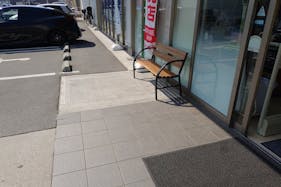 【フィッシングマックス南津守店】物販やプロモーションに最適な南側軒下のレンタルスペース