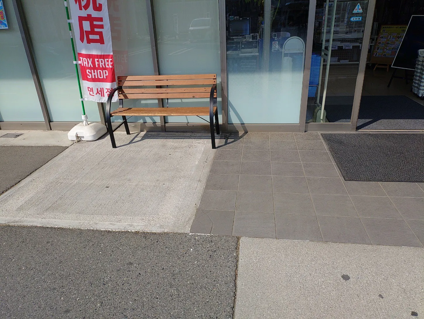 【フィッシングマックス南津守店】物販やプロモーションに最適な南側軒下のレンタルスペース