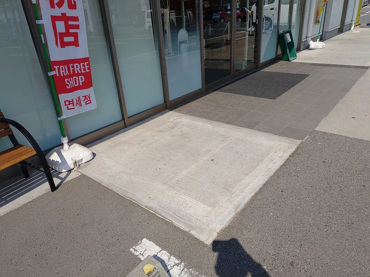 【フィッシングマックス南津守店】物販やプロモーションに最適な南側軒下のレンタルスペース