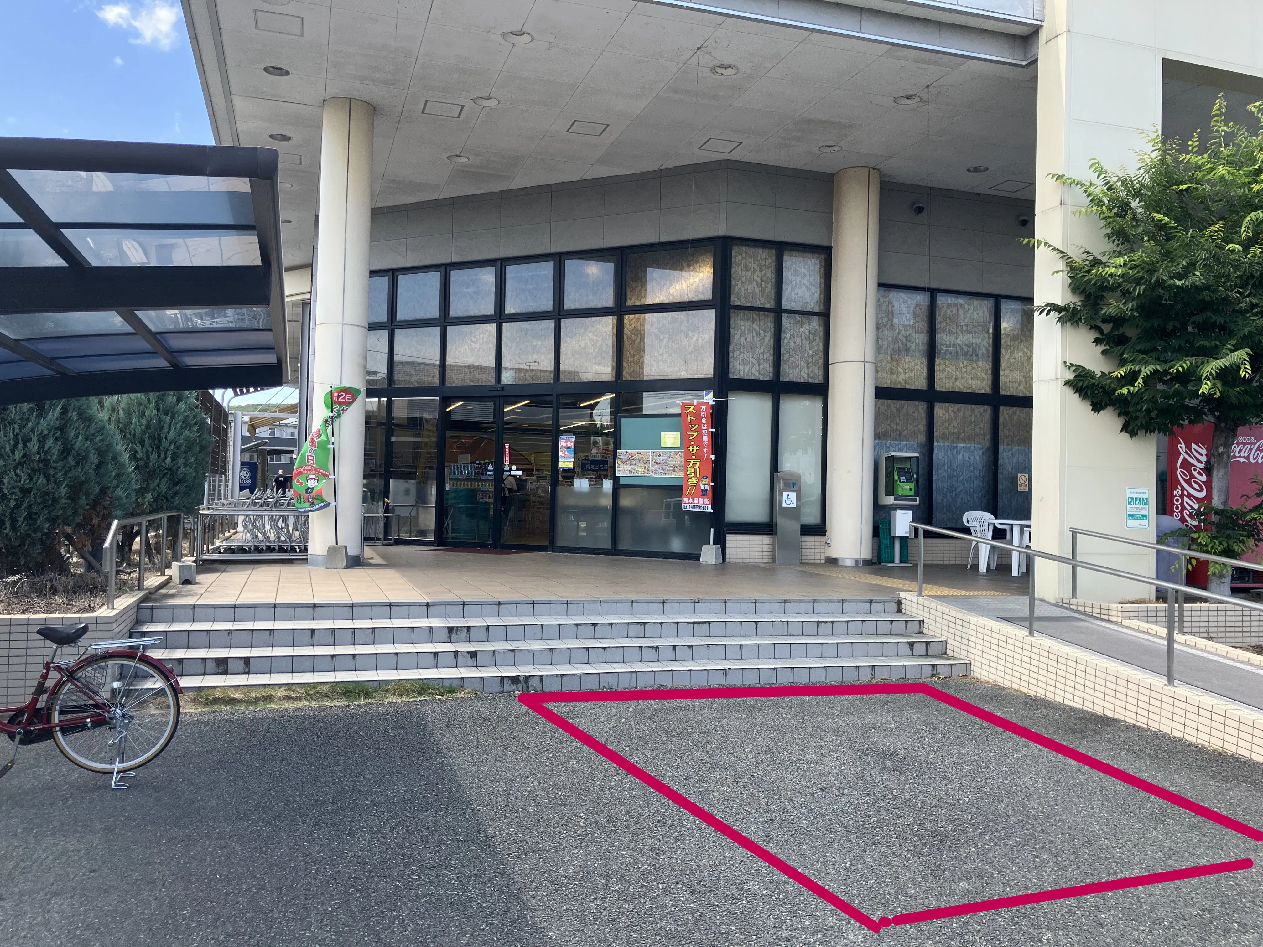 【イワサキACE新南部店】プロモーションに最適な視認性の高い店頭入口前スペ-ス