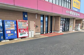 【明屋書店厚狭店】国道316号沿い・駐車場完備の有力書店軒先イベントスペース