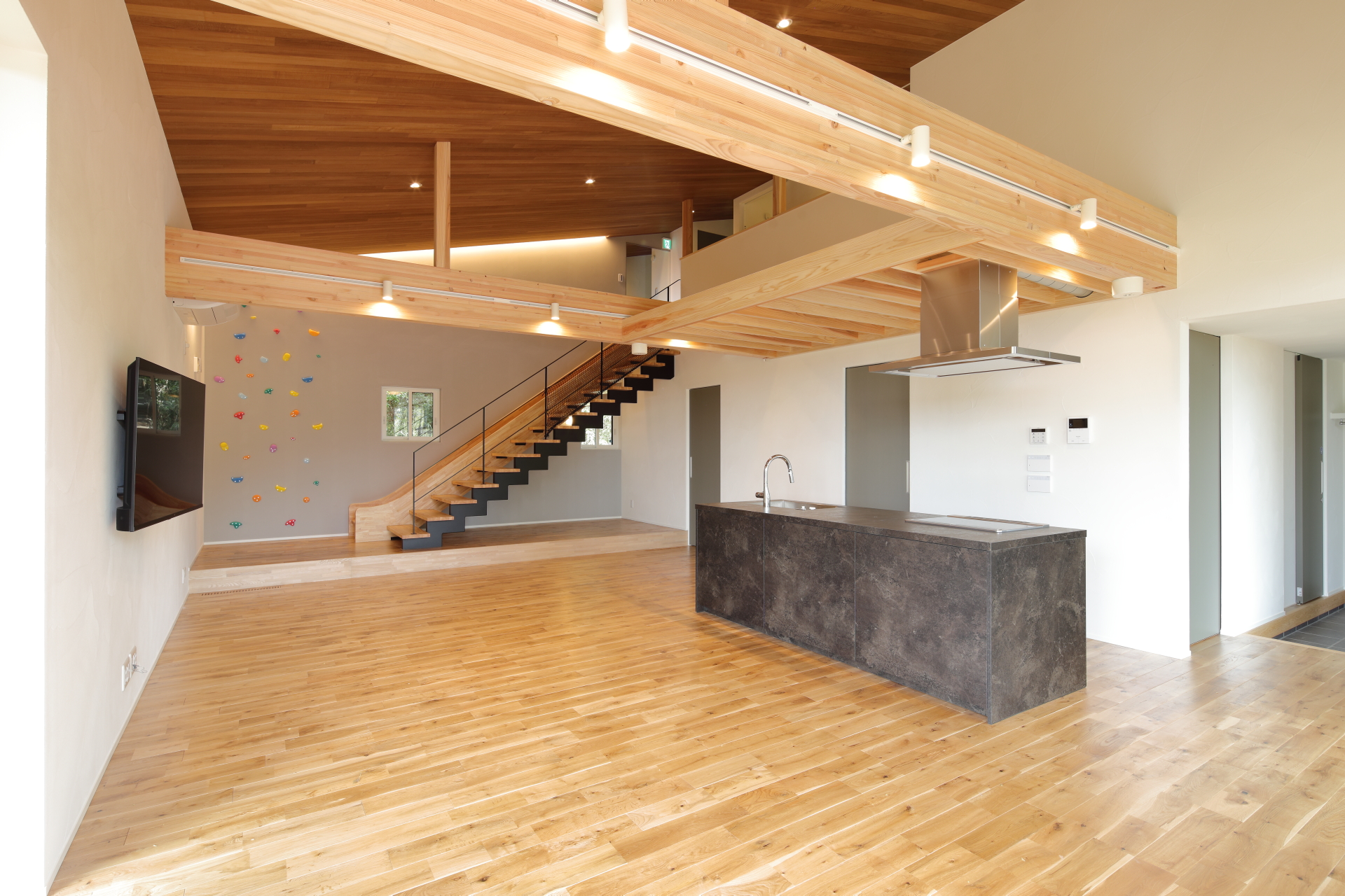 Villa_1F 木と漆喰のくつろぎと癒しの空間が広がります。