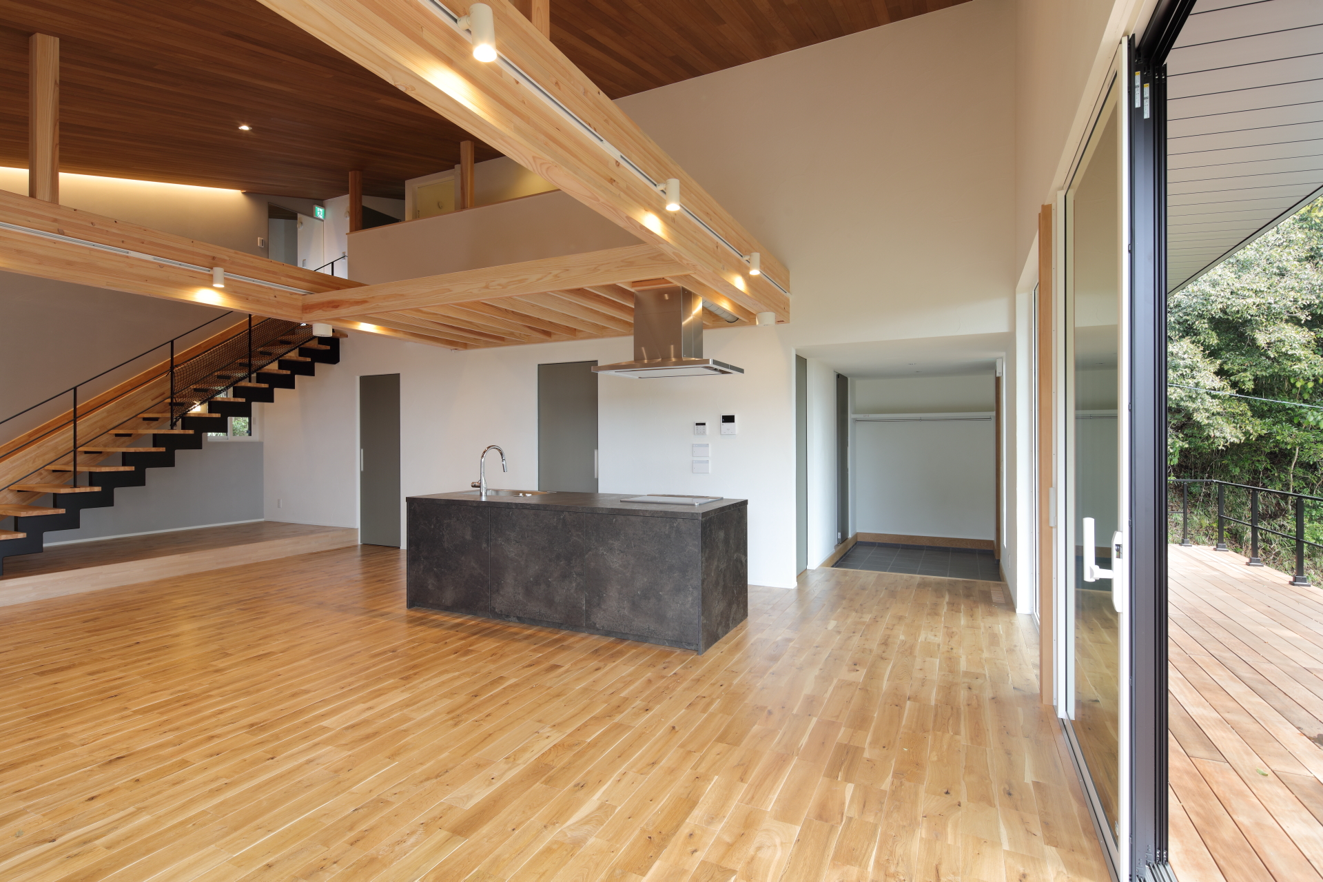 Villa_1F 解放感のあるリビングとバルコニーにはたっぷりと自然光が入ります。