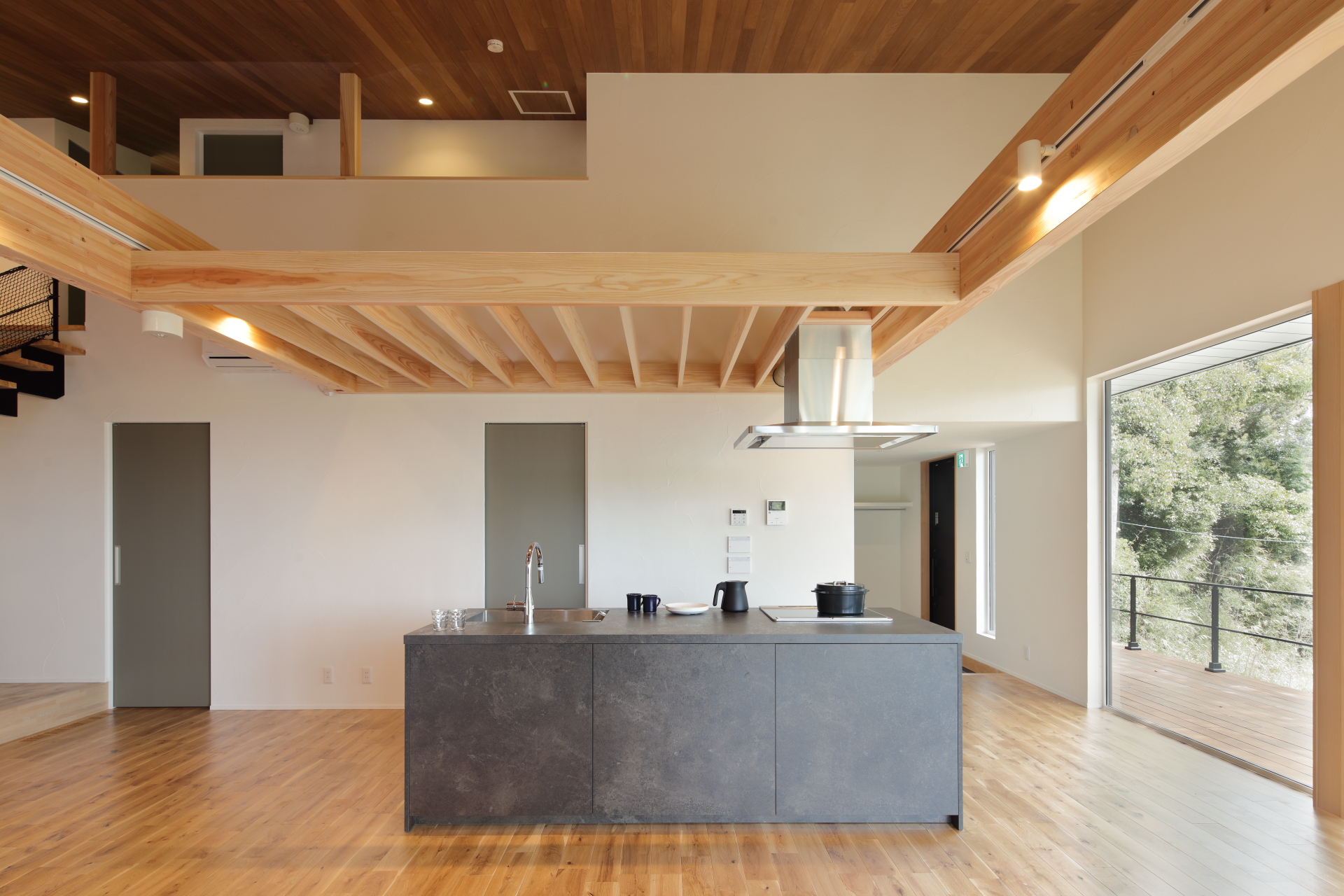 Villa_1F リビングの大型アイランドキッチン。