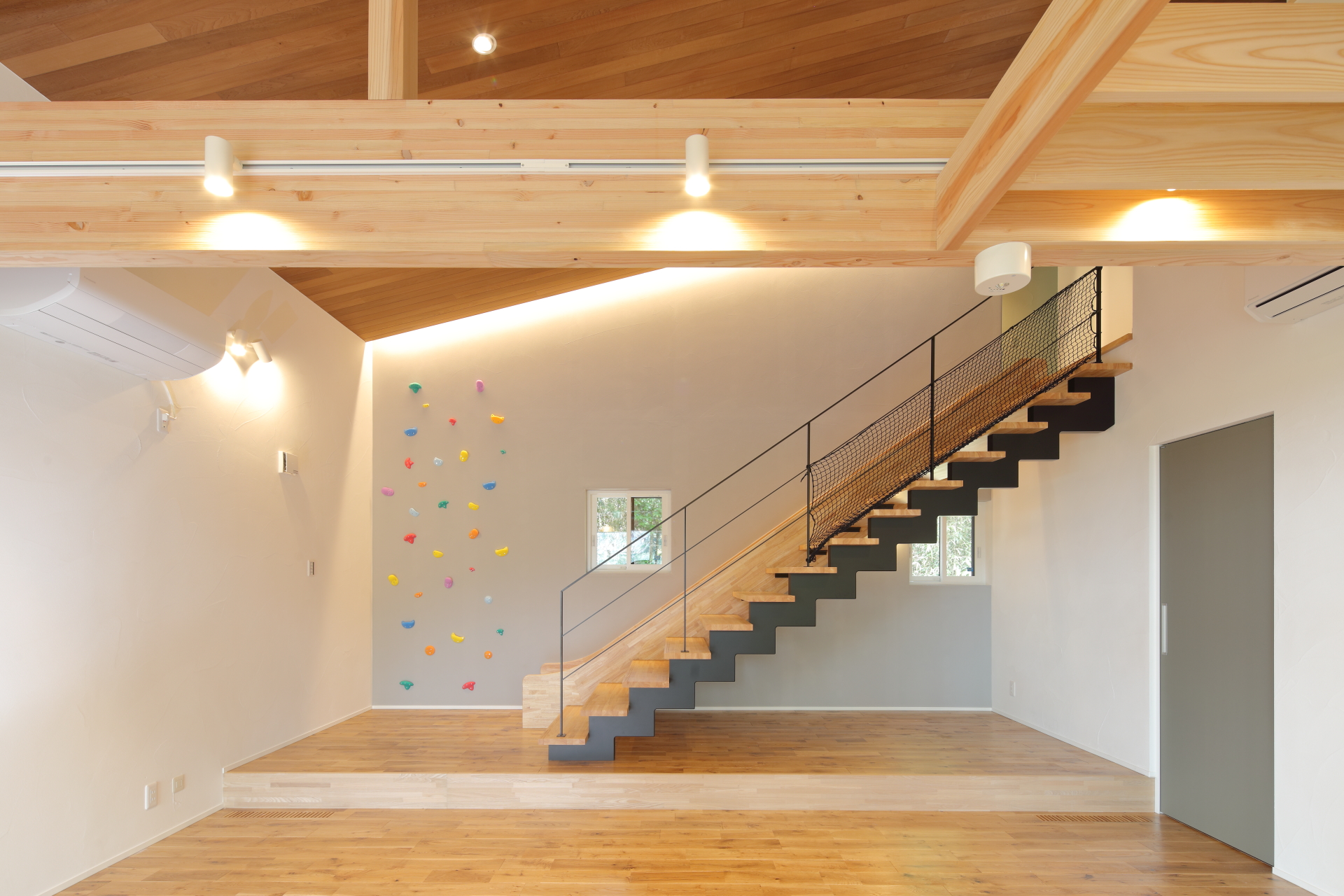 Villa_1F リビング奥の壁面はボルダリング用のカラフルなホールドがアクセント。