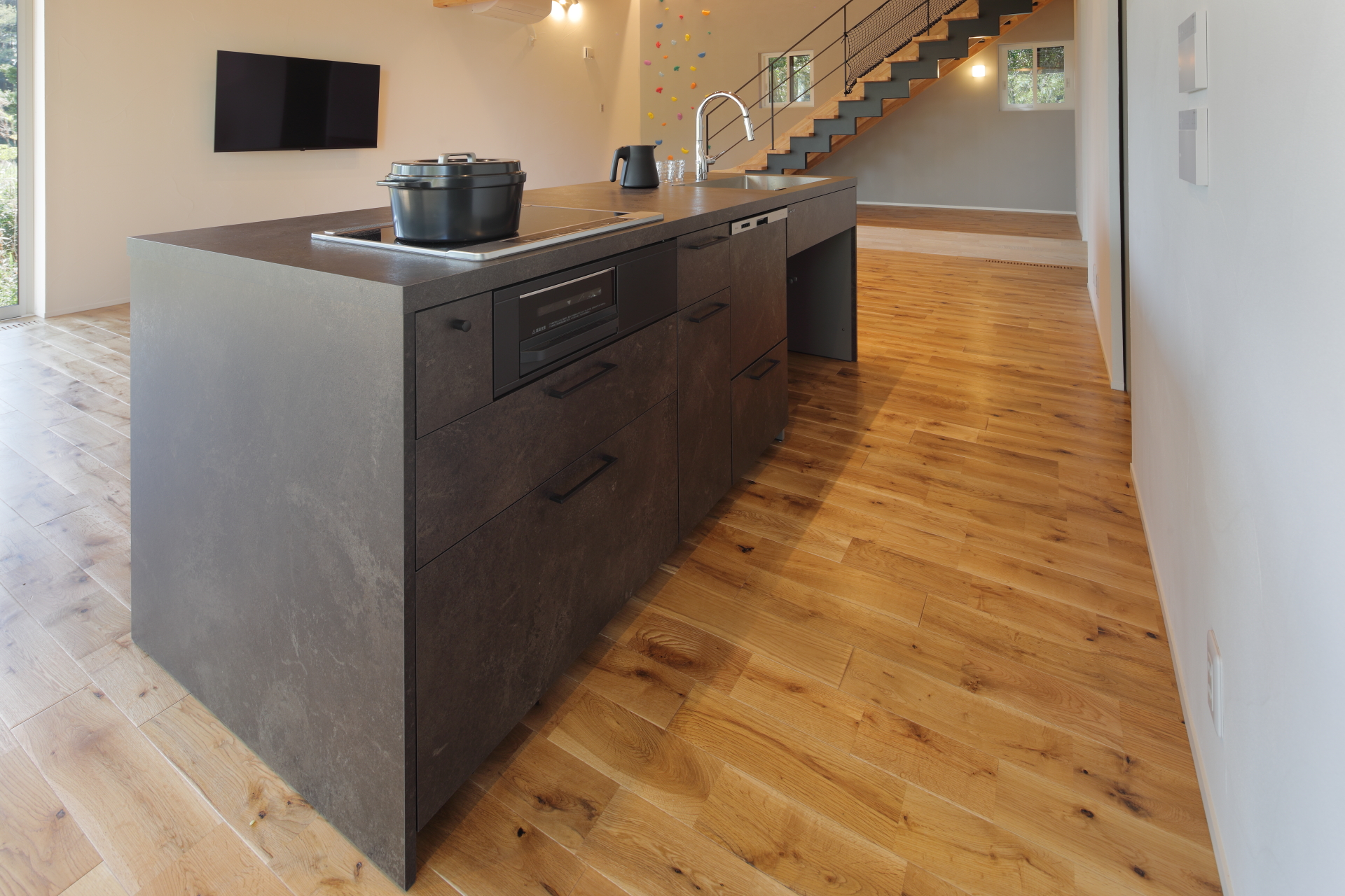 Villa_1F 多機能なアイランドキッチンで料理シーンも可能。