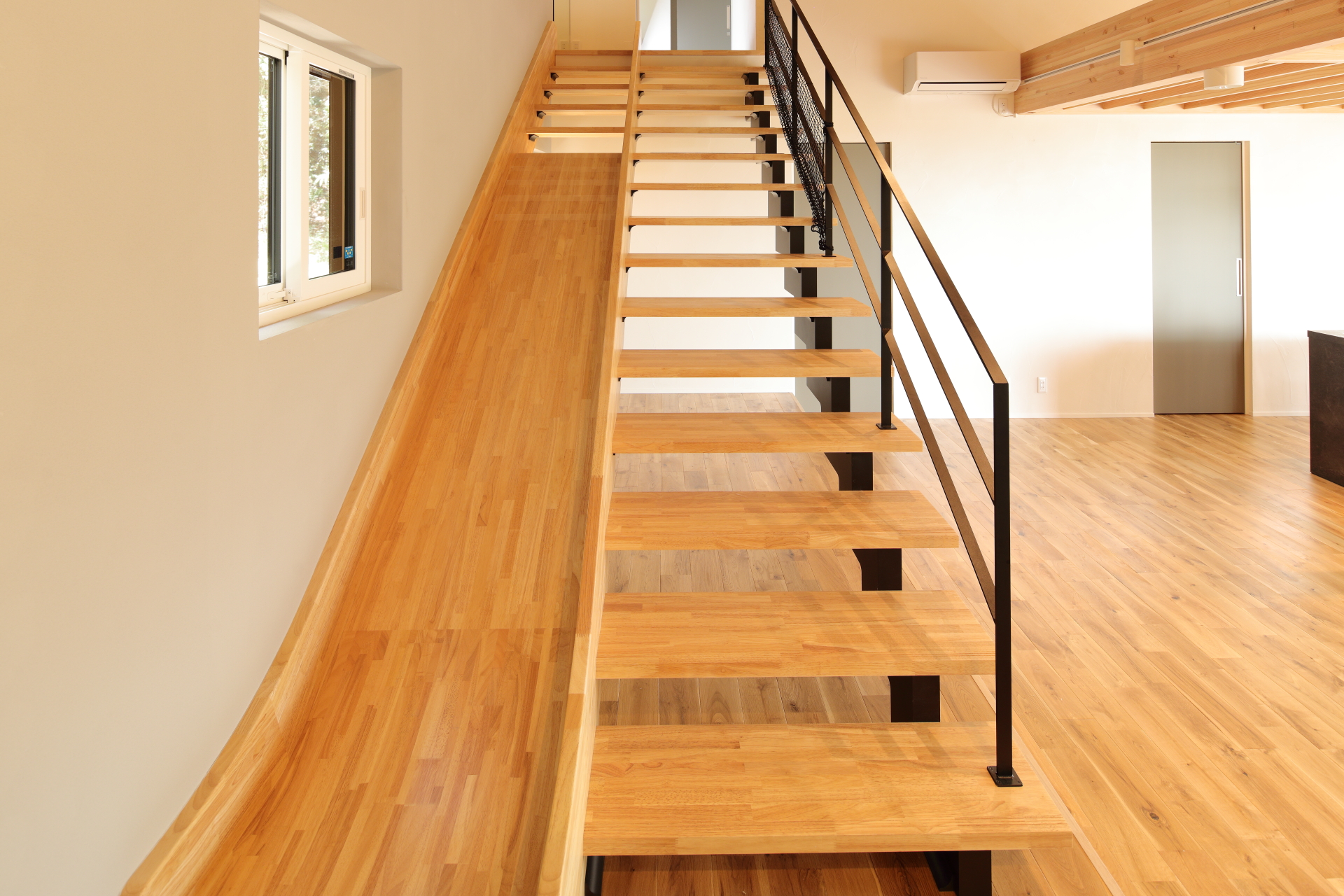 Villa_1F 2階への階段には滑り台も。