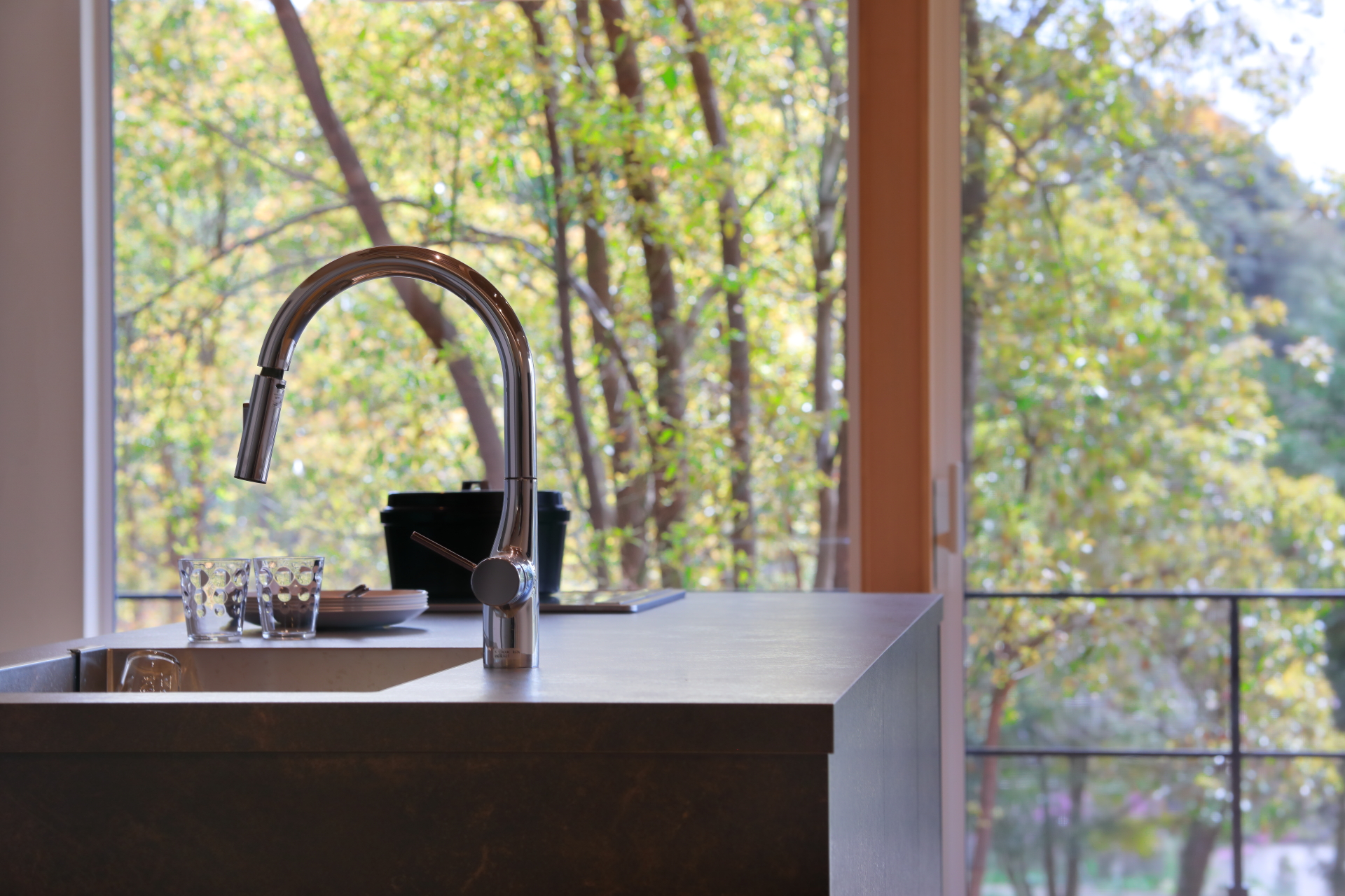 Villa_1F 自然光が豊富に入るアイランドキッチン。