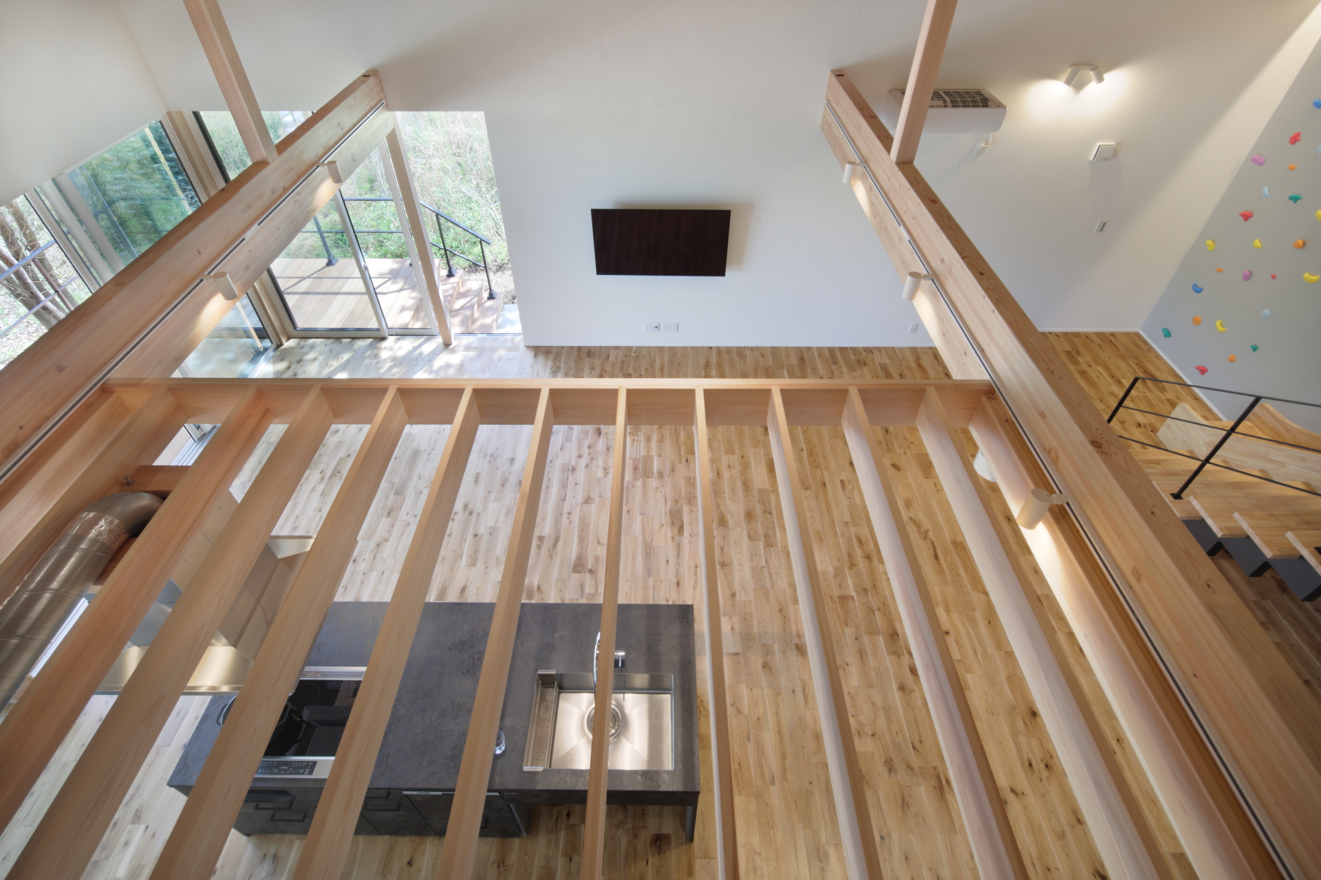 Villa_2F 開放感のある吹き抜けは梁がアクセントに。