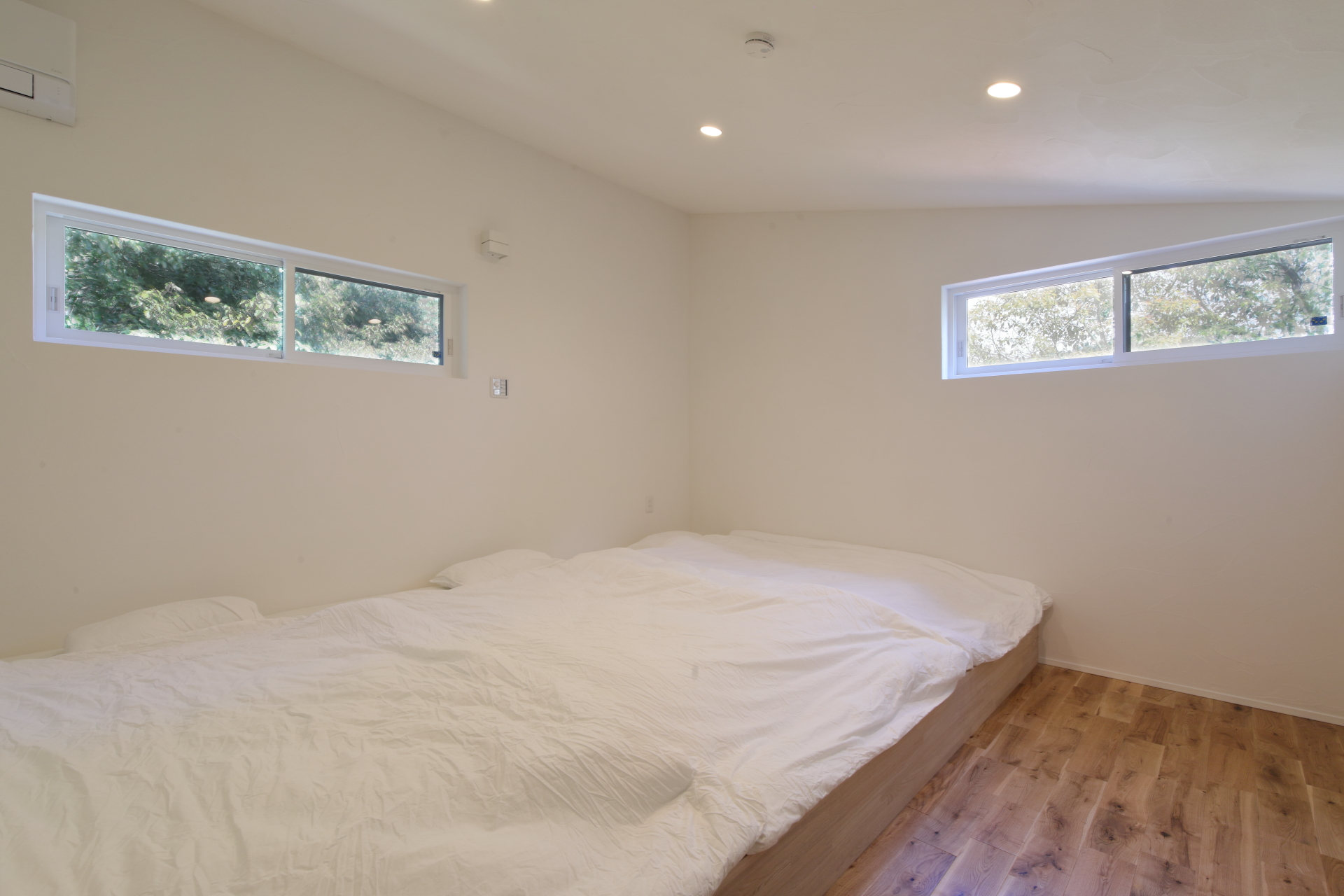 Villa_2F 白を基調としたベットルーム。