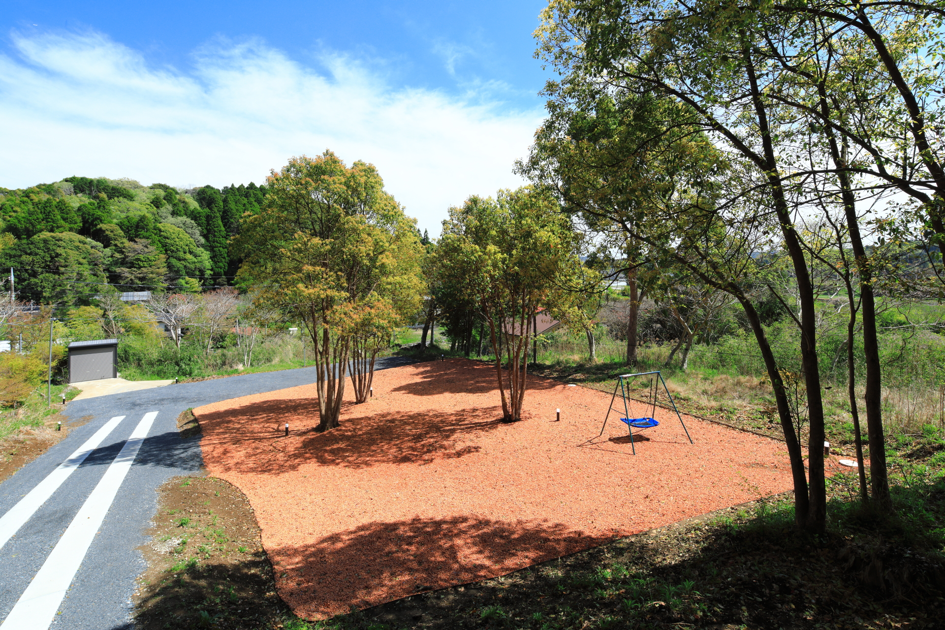 Garden　約1,000㎡の広大な庭は緑と山々に囲まれ、抜けは余計な建物などが入らない抜群なロケーションで周辺の映り込みや視界、また環境音を気にすることなく撮影が可能です。