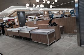 【中野マルイ】B1階 カレンダリウムF05【食物販・調理行為可能】下りエスカレーター横の好立地。什器完備。共同厨房で調理可能なので、揚げ物やお惣菜、お弁当などのポップアップに最適なスペースです。