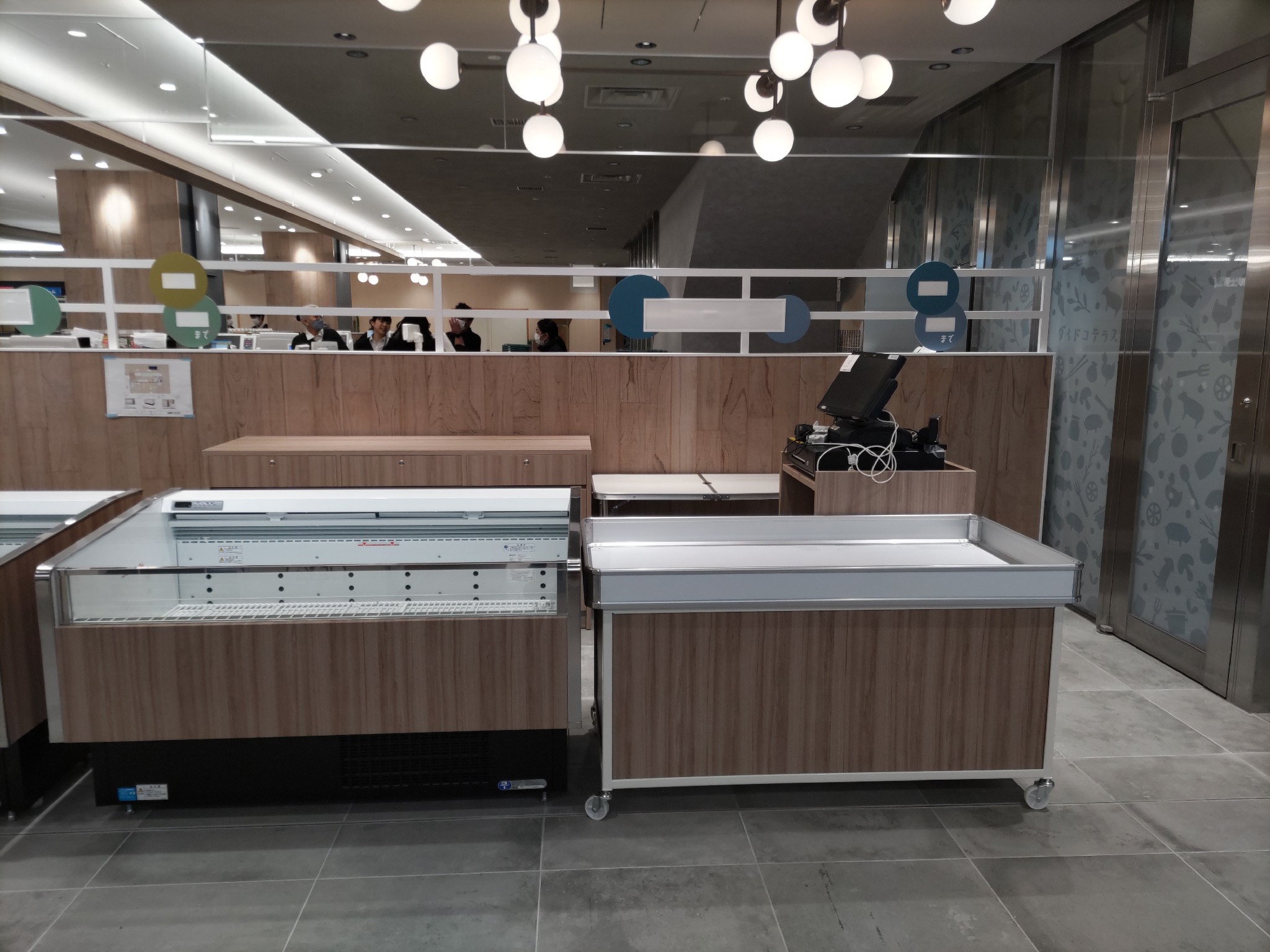 【中野マルイ】B1階 カレンダリウムF05【食物販・調理行為可能】下りエスカレーター横の好立地。什器完備。共同厨房で調理可能なので、揚げ物やお惣菜、お弁当などのポップアップに最適なスペースです。