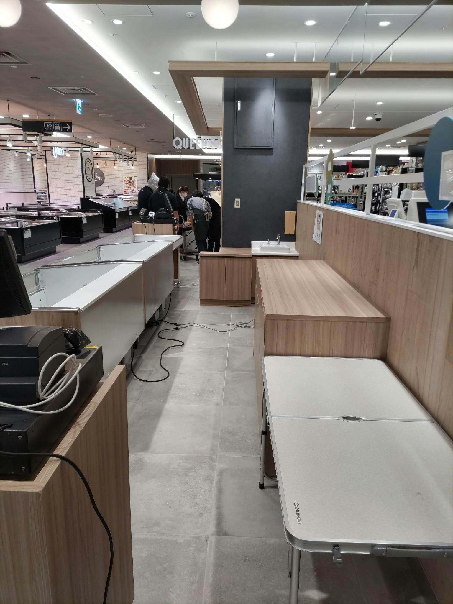 【中野マルイ】B1階 カレンダリウムF05【食物販・調理行為可能】下りエスカレーター横の好立地。什器完備。共同厨房で調理可能なので、揚げ物やお惣菜、お弁当などのポップアップに最適なスペースです。