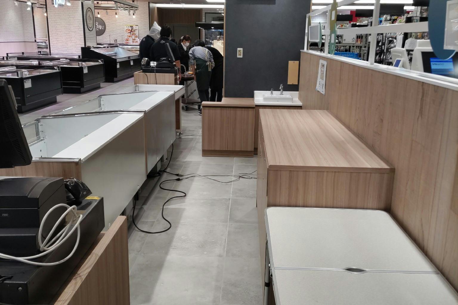 【中野マルイ】B1階 カレンダリウムF05【食物販・調理行為可能】下りエスカレーター横の好立地。什器完備。共同厨房で調理可能なので、揚げ物やお惣菜、お弁当などのポップアップに最適なスペースです。