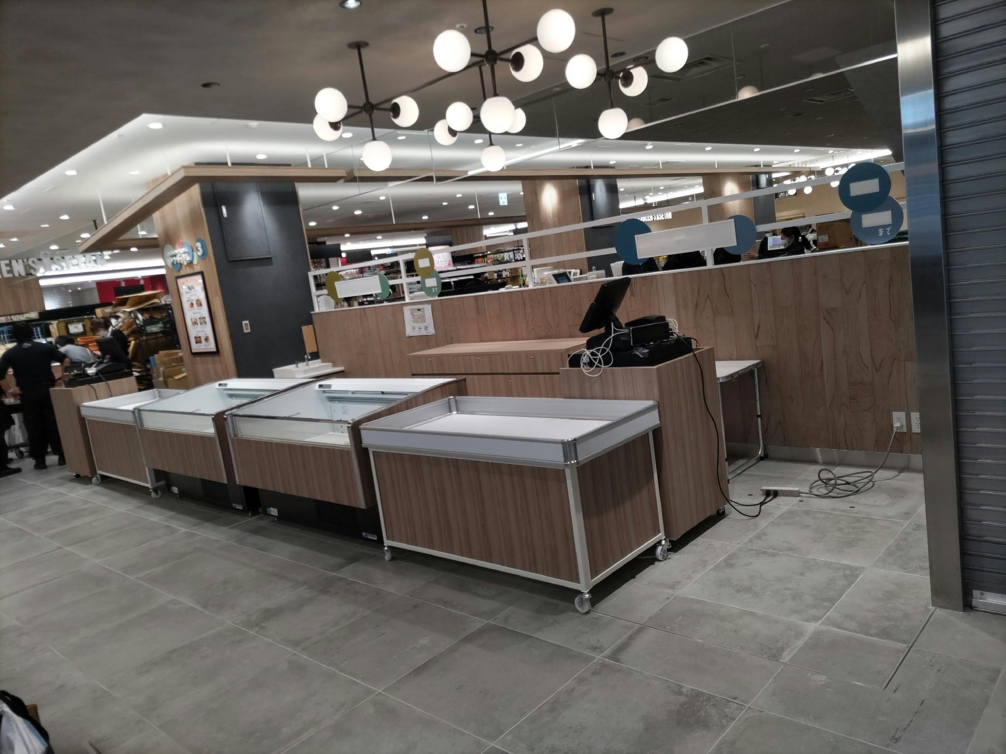 【中野マルイ】B1階 カレンダリウムF05【食物販・調理行為可能】下りエスカレーター横の好立地。什器完備。共同厨房で調理可能なので、揚げ物やお惣菜、お弁当などのポップアップに最適なスペースです。