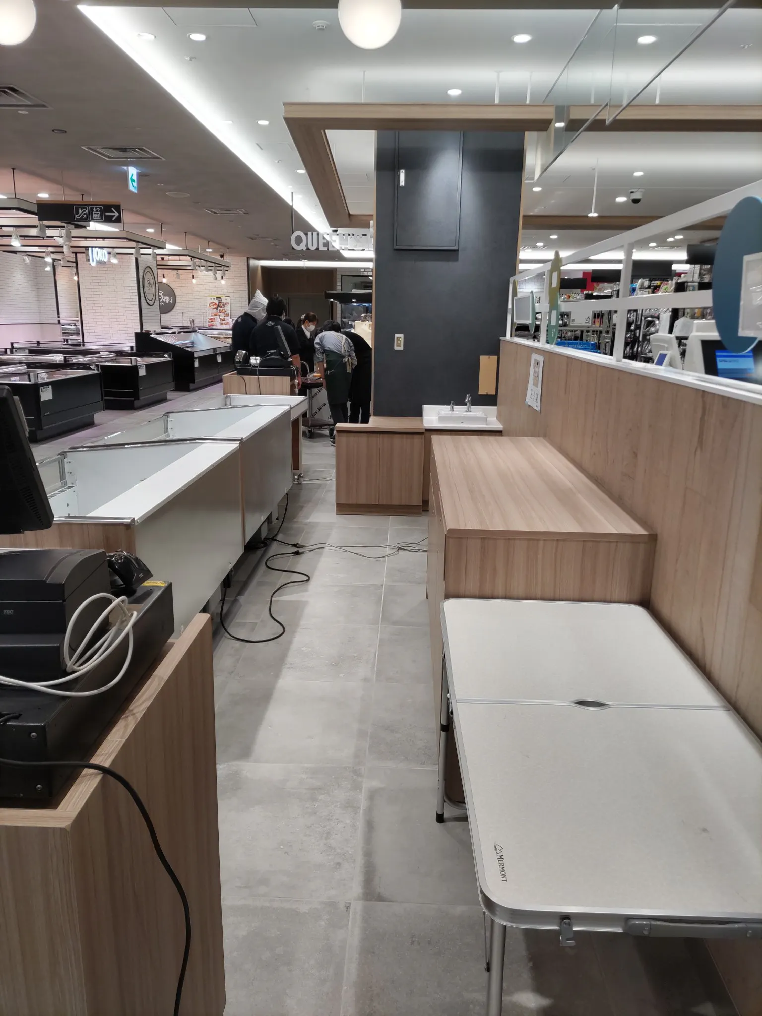 【中野マルイ】B1階 カレンダリウムF05【食物販・調理行為可能】下りエスカレーター横の好立地。什器完備。共同厨房で調理可能なので、揚げ物やお惣菜、お弁当などのポップアップに最適なスペースです。