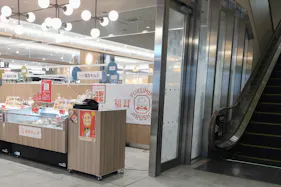 【中野マルイ】B1階 カレンダリウムF05【食物販・調理行為可能】下りエスカレーター横の好立地。什器完備。共同厨房で調理可能なので、揚げ物やお惣菜、お弁当などのポップアップに最適なスペースです。