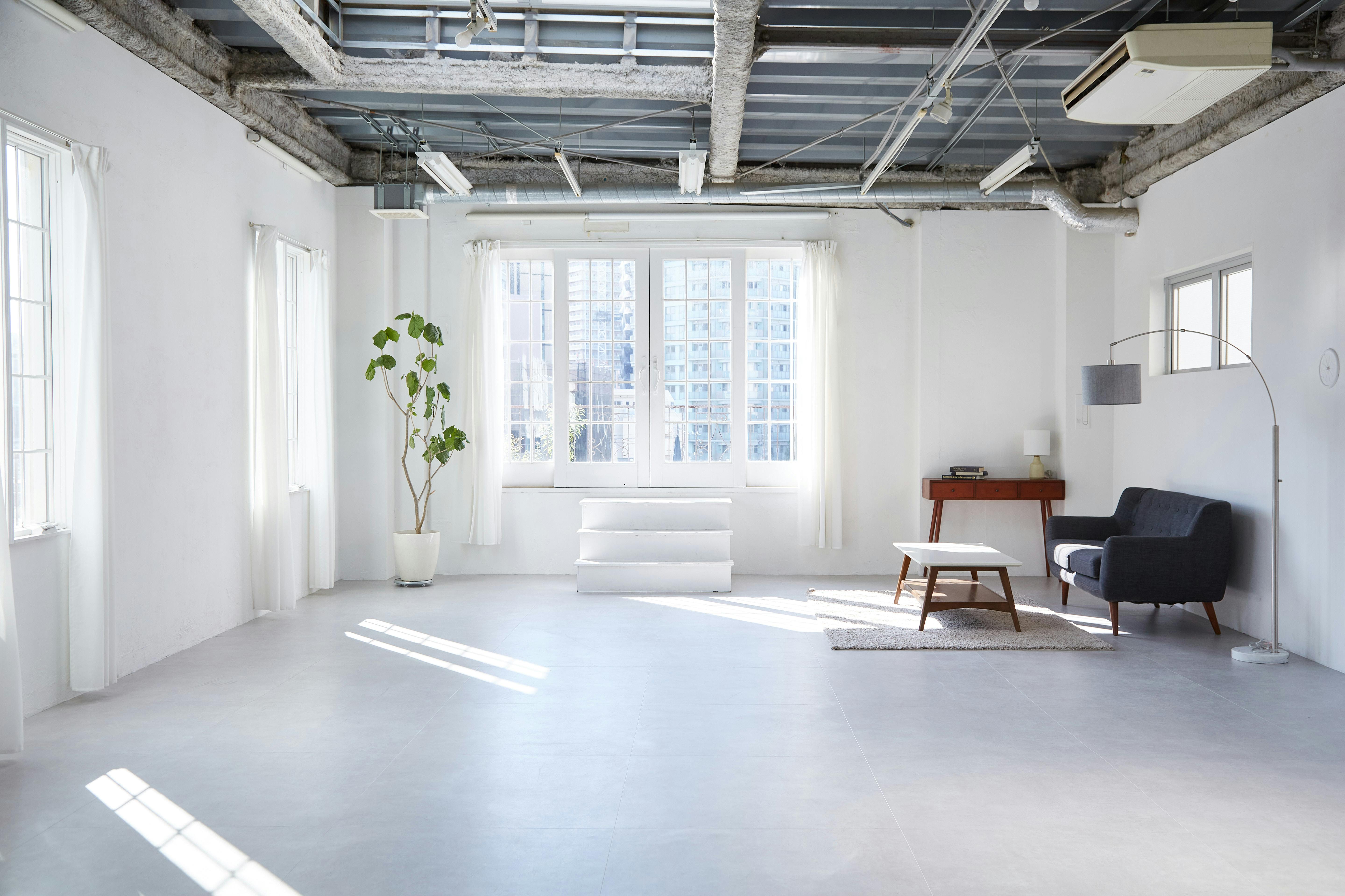 【目黒駅2分】全面自然光の入るシンプルなスタジオ