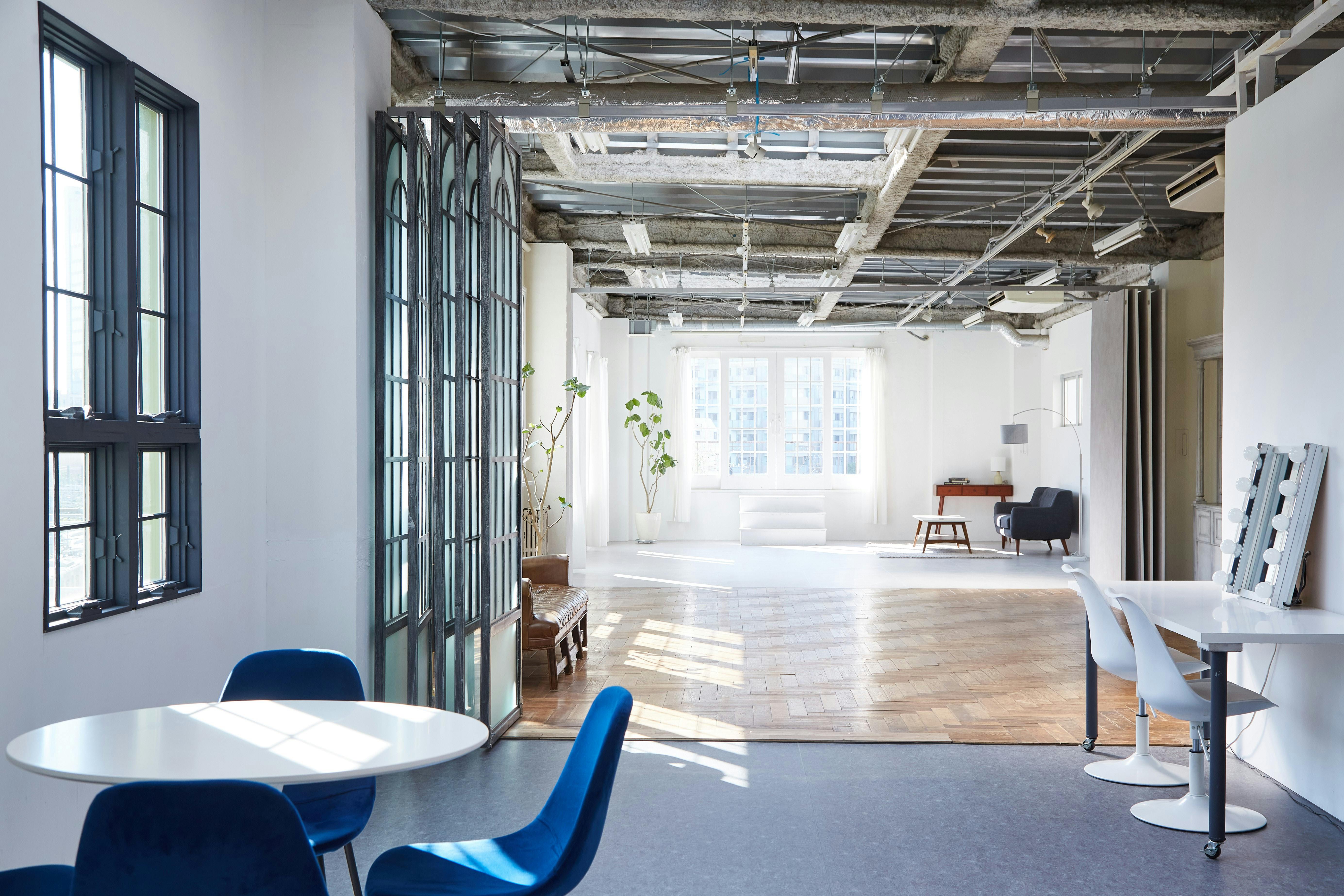 【目黒駅2分】全面自然光の入るシンプルなスタジオ