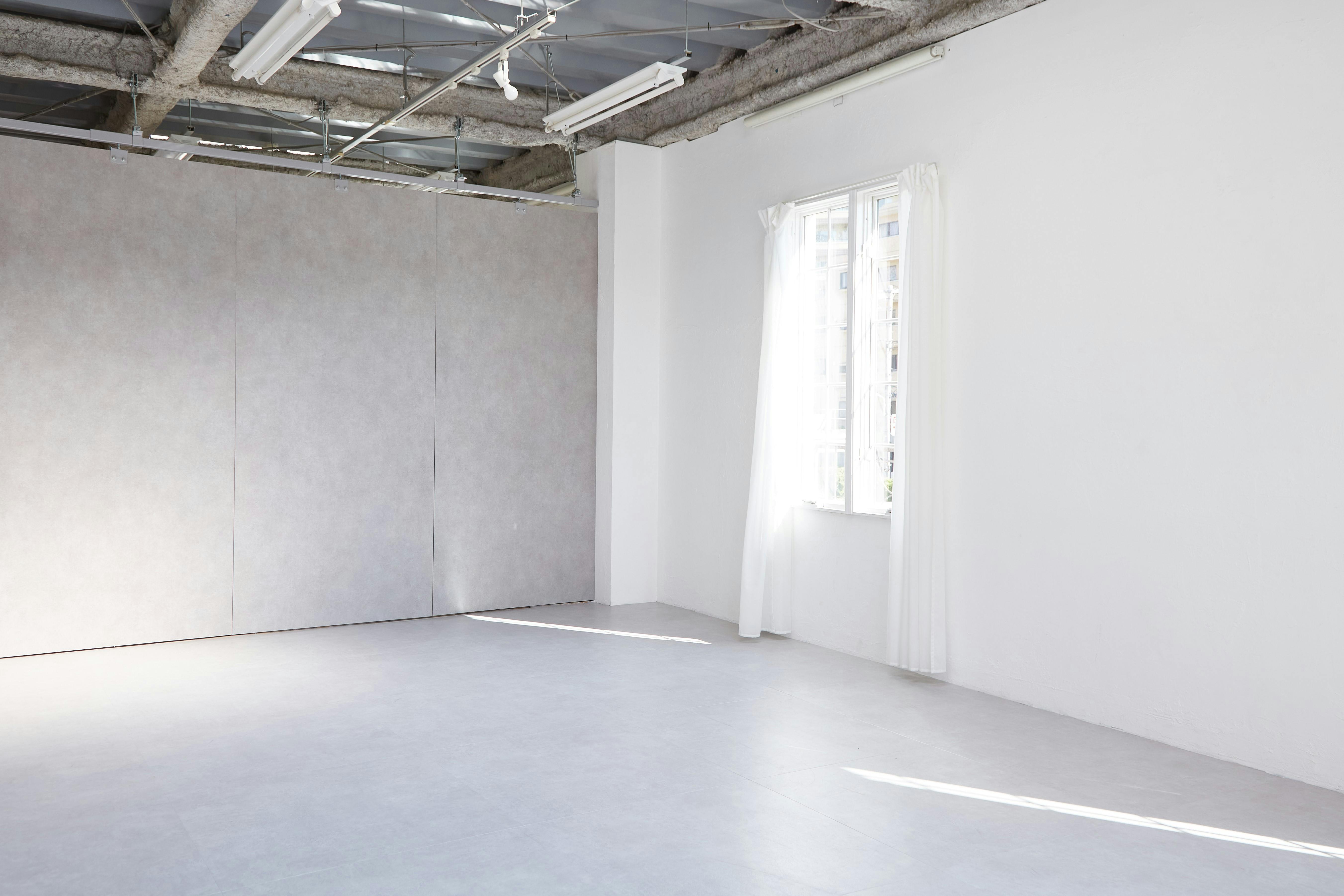 【目黒駅2分】全面自然光の入るシンプルなスタジオ