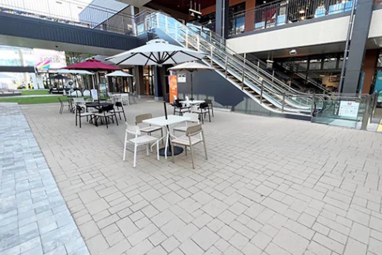 【THE OUTLETS SHONAN HIRATSUKA】BASE COURTの画像1