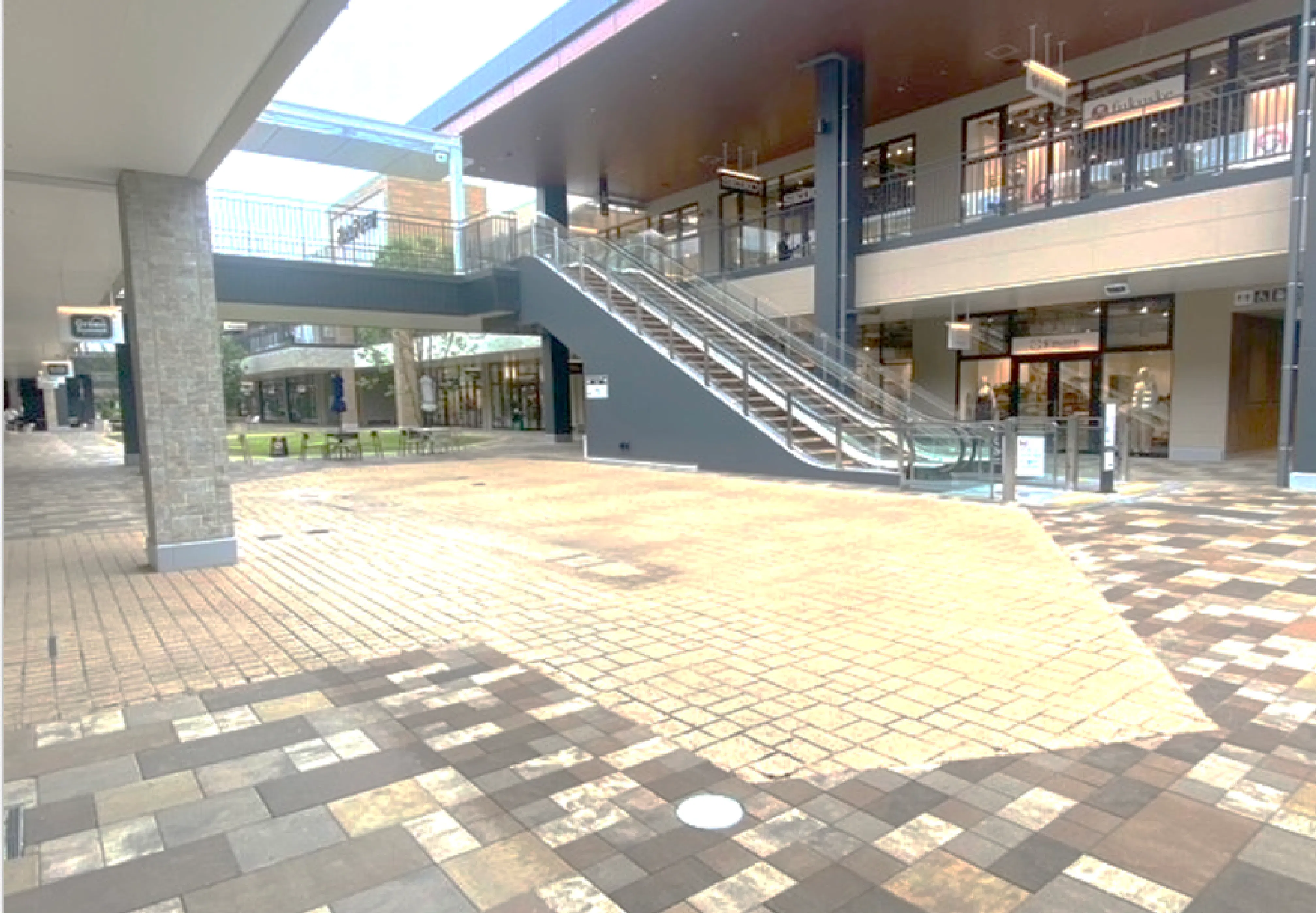 【THE OUTLETS SHONAN HIRATSUKA】BASE COURT
