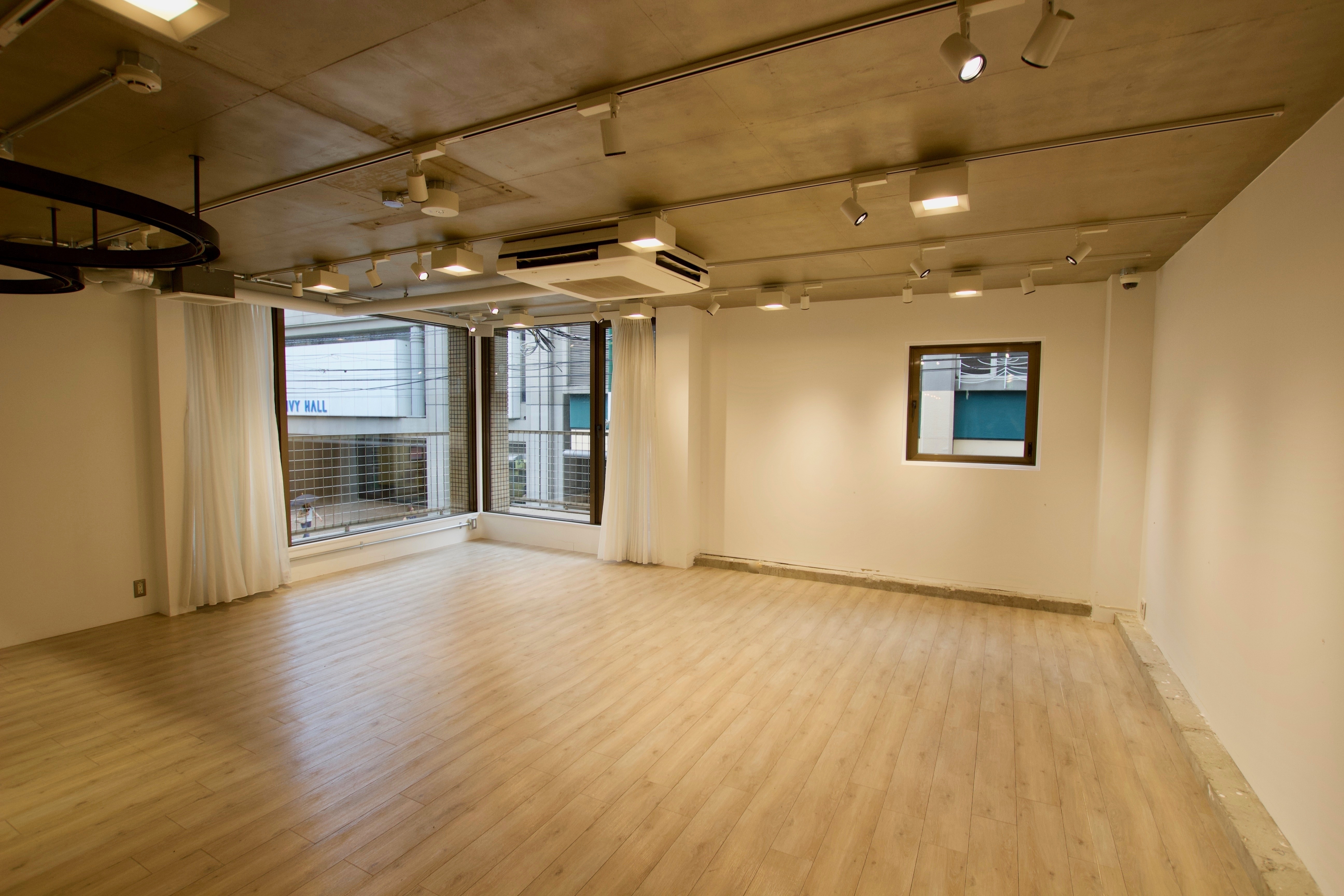 【表参道駅5分】アパレルの展示会やポップアップストアに適した2つの空間のあるスペース(2F)