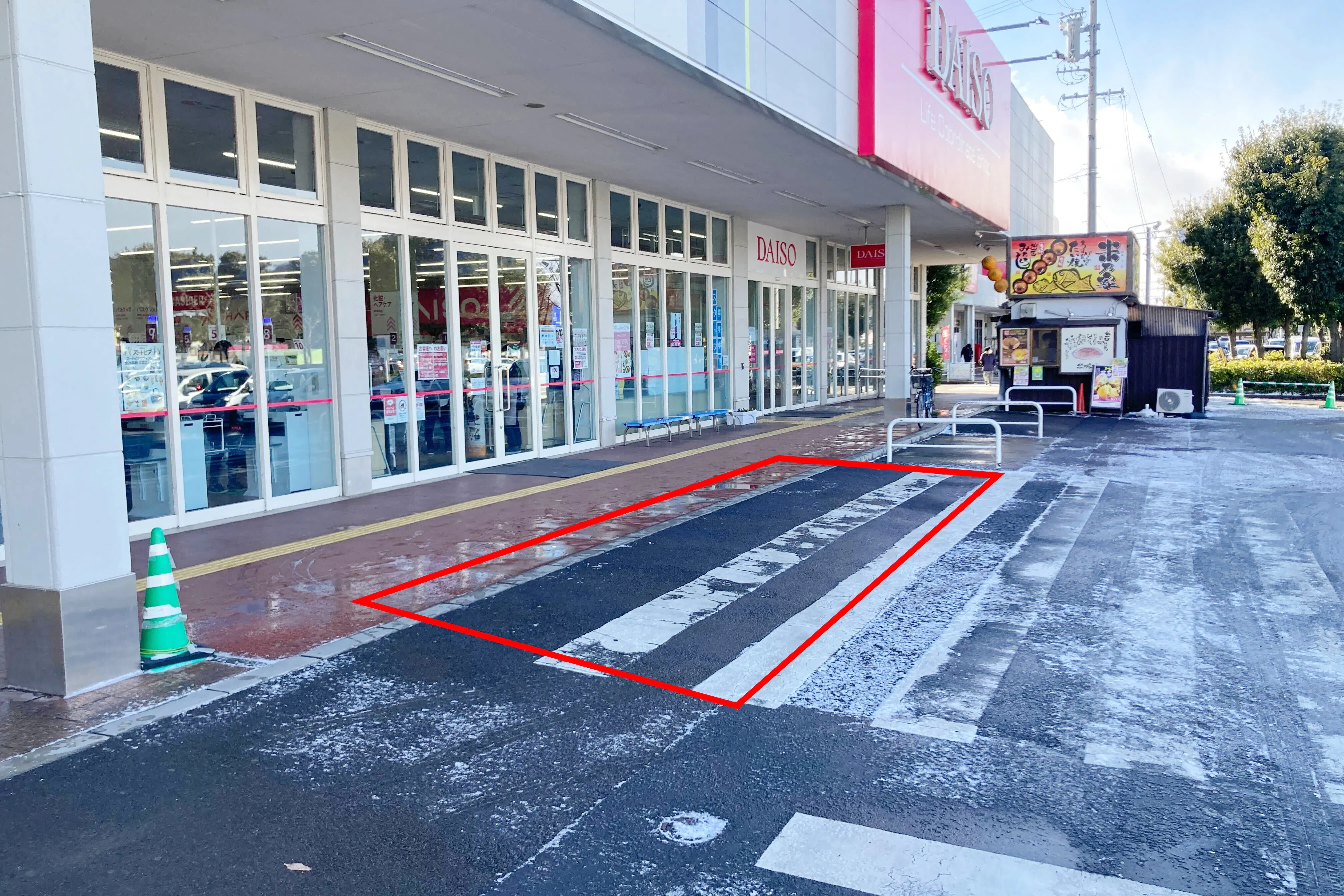 【イオンタウン各務原】キッチンカー等の移動販売に最適な生活雑貨テナント前にある屋外スペース