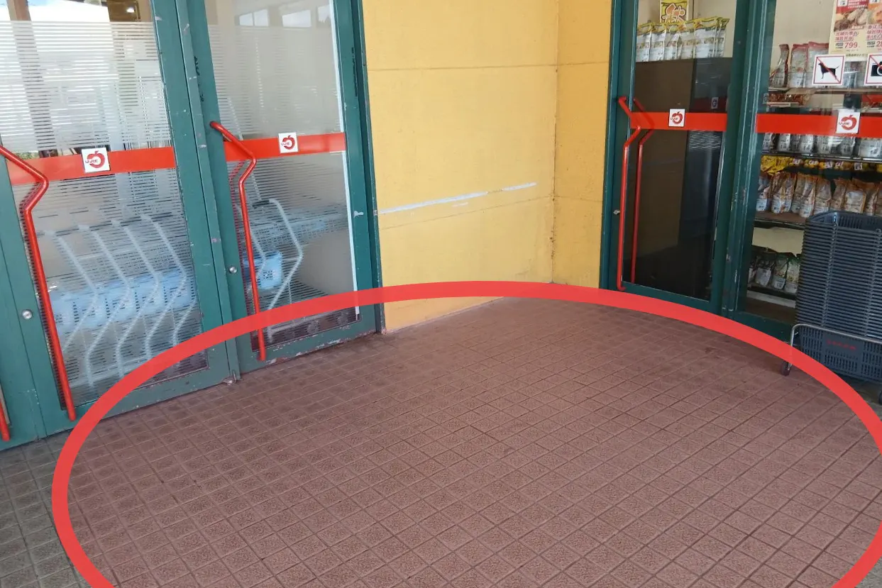 【ウジエスーパー飯野川店】販促プロモーションや食物販に最適な軒下スペース