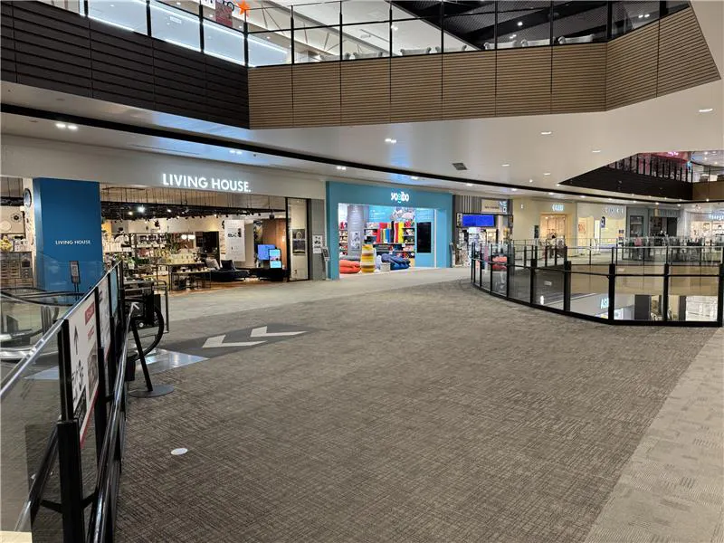 【イオンモール幕張新都心】リビングハウス前