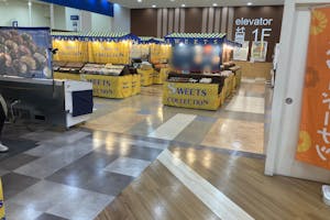 【アクロスモール新鎌ケ谷】物産展等の物販やアパレルの展示販売、プロモーションに最適な1F中央エスカレーター前のイベントスペース