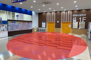 【アクロスモール新鎌ケ谷】物産展等の物販やアパレルの展示販売、プロモーションに最適な1F中央エスカレーター前のイベントスペース