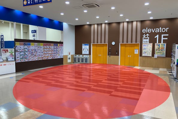 【アクロスモール新鎌ケ谷】物産展等の物販やアパレルの展示販売、プロモーションに最適な1F中央エスカレーター前のイベントスペース