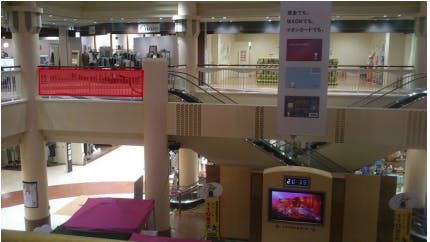 【イオンモールつがる柏】モール内広告 吹き抜け手摺り(シャコちゃんコート)の画像