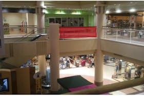 【イオンモールつがる柏】モール内広告 吹き抜け手摺り(シャコちゃんコート)