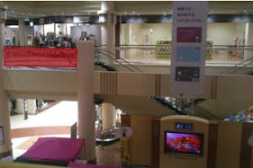 【イオンモールつがる柏】モール内広告 吹き抜け手摺り(シャコちゃんコート)