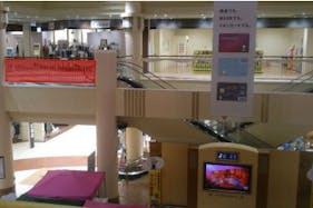 【イオンモールつがる柏】モール内広告 吹き抜け手摺り(シャコちゃんコート)
