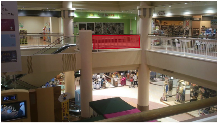 【イオンモールつがる柏】モール内広告 吹き抜け手摺り(シャコちゃんコート)