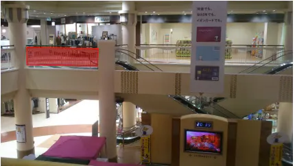 【イオンモールつがる柏】モール内広告 吹き抜け手摺り(シャコちゃんコート)の画像