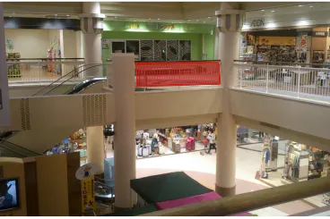 【イオンモールつがる柏】モール内広告 吹き抜け手摺り(シャコちゃんコート)