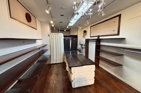 【経堂駅2分】ポップアップストアや展示会に最適な経堂本町通り沿いの商店街路面ガラス張りの商店街沿いの1店舗丸ごと貸切スペース