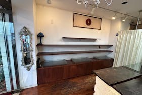 【経堂駅2分】ポップアップストアや展示会に最適な経堂本町通り沿いの商店街路面ガラス張りの商店街沿いの1店舗丸ごと貸切スペース