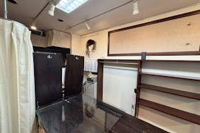 【経堂駅2分】ポップアップストアや展示会に最適な経堂本町通り沿いの商店街路面ガラス張りの商店街沿いの1店舗丸ごと貸切スペース